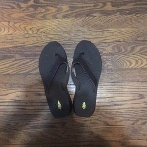 Brown size 10 volatile flip flops